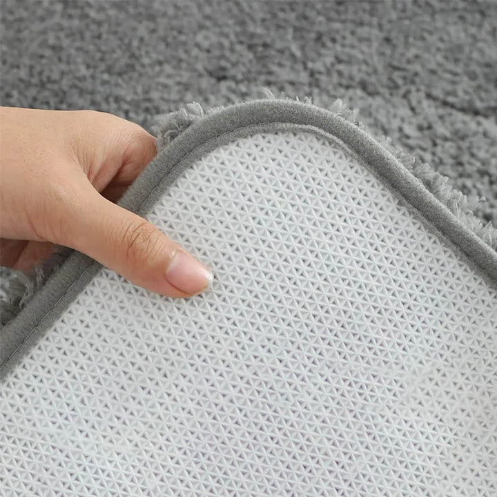 Close-up of anti-slip bathroom rug backing – grey soft-edge design with non-slip grip texture, ideal for bath mats and absorbent shower rugs UK.