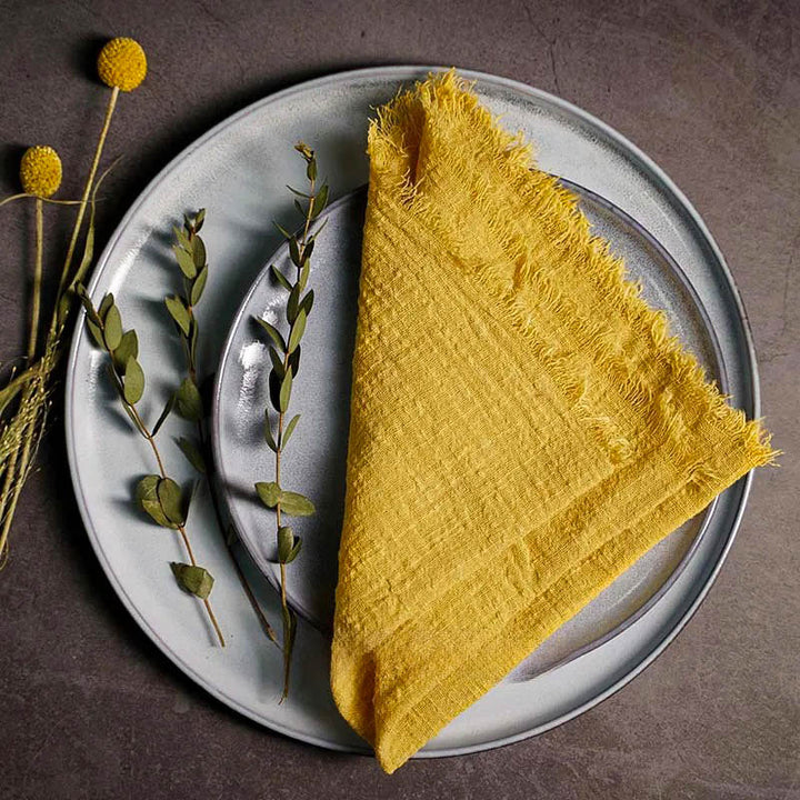 Ginger cotton gauze napkin folded on ceramic plate with botanical accents, 41 × 41cm – soft and elegant for Scandinavian-style tables.