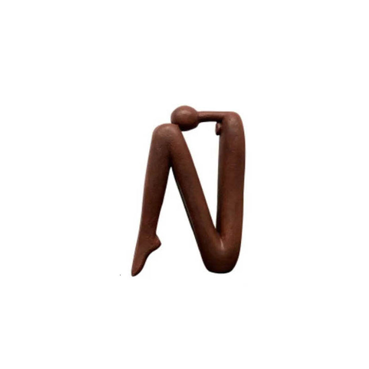 Brown Modern Thinker Bookend Sculpture – Abstract thinker statue in brown resin, functioning as a decorative bookend for modern interiors