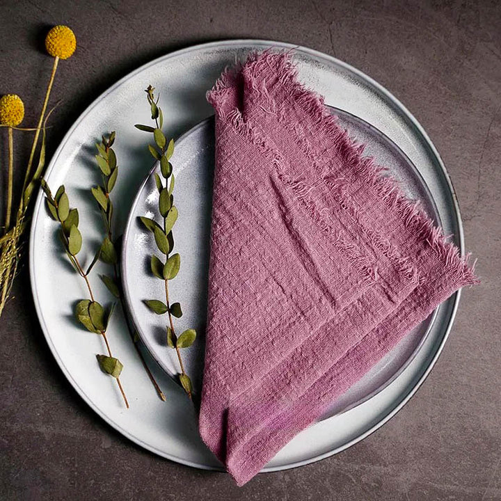 Orchid cotton gauze napkin folded on ceramic plate with botanical accents, 41 × 41cm – soft and elegant for Scandinavian-style tables.