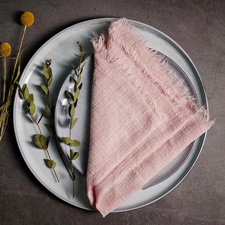 Rose cotton gauze napkin folded on ceramic plate with botanical accents, 41 × 41cm – soft and elegant for Scandinavian-style tables.
